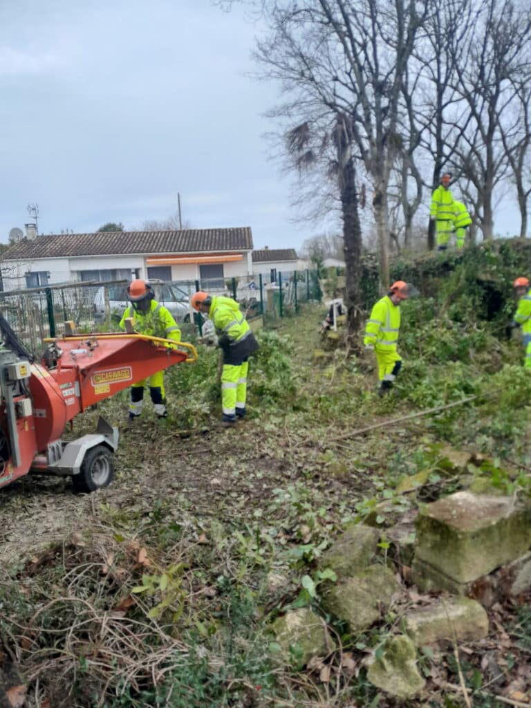 les équipes espaces verts EA Blayais en action 1